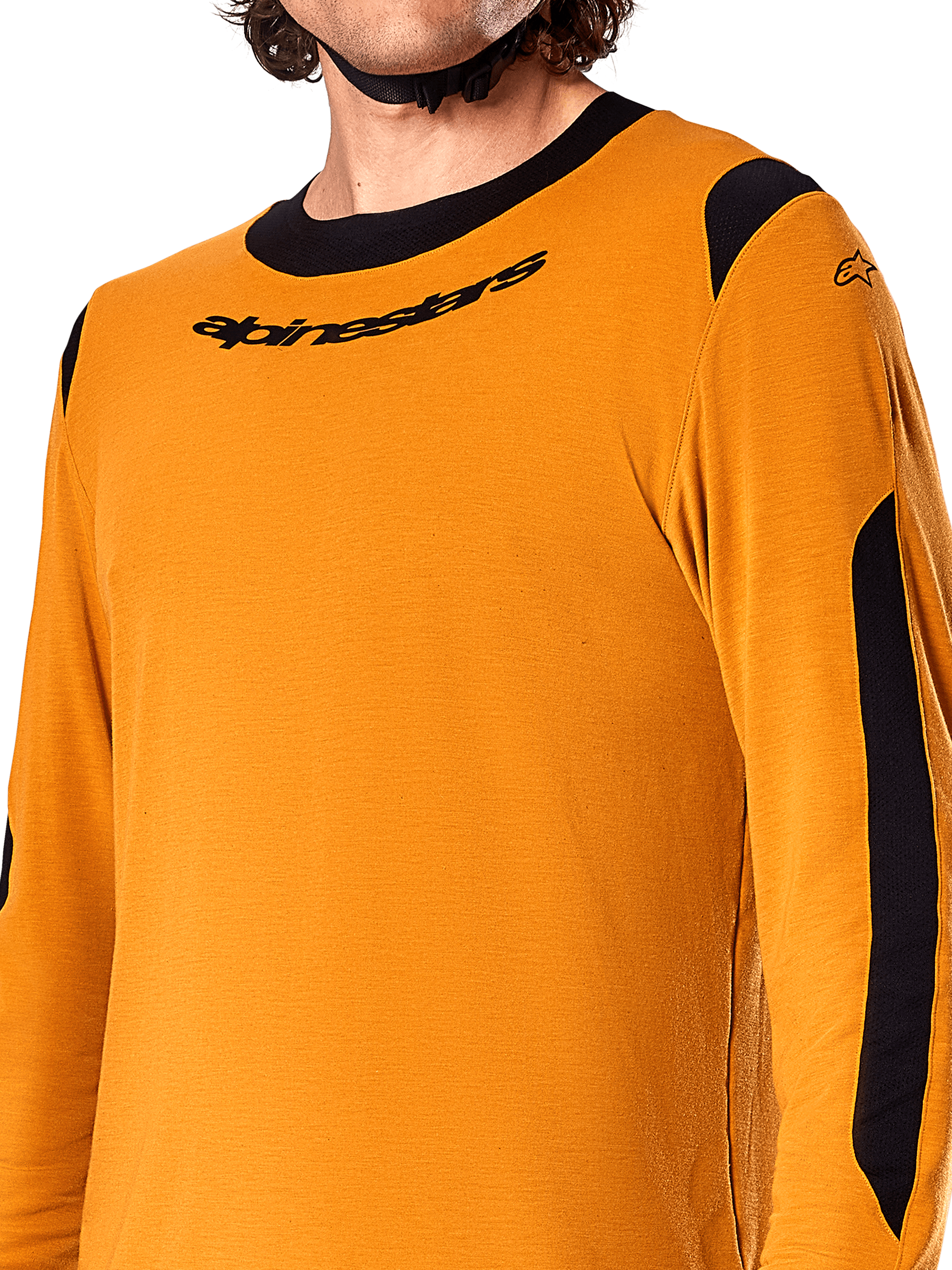 Alpinestars A-Dura Dri Wool langærmet trøje, Dark Gold, nærbillede der viser sort rund hals med logo og sorte mesh-ventilationspaneler på skuldre og arme, højtydende mountainbike-beklædning