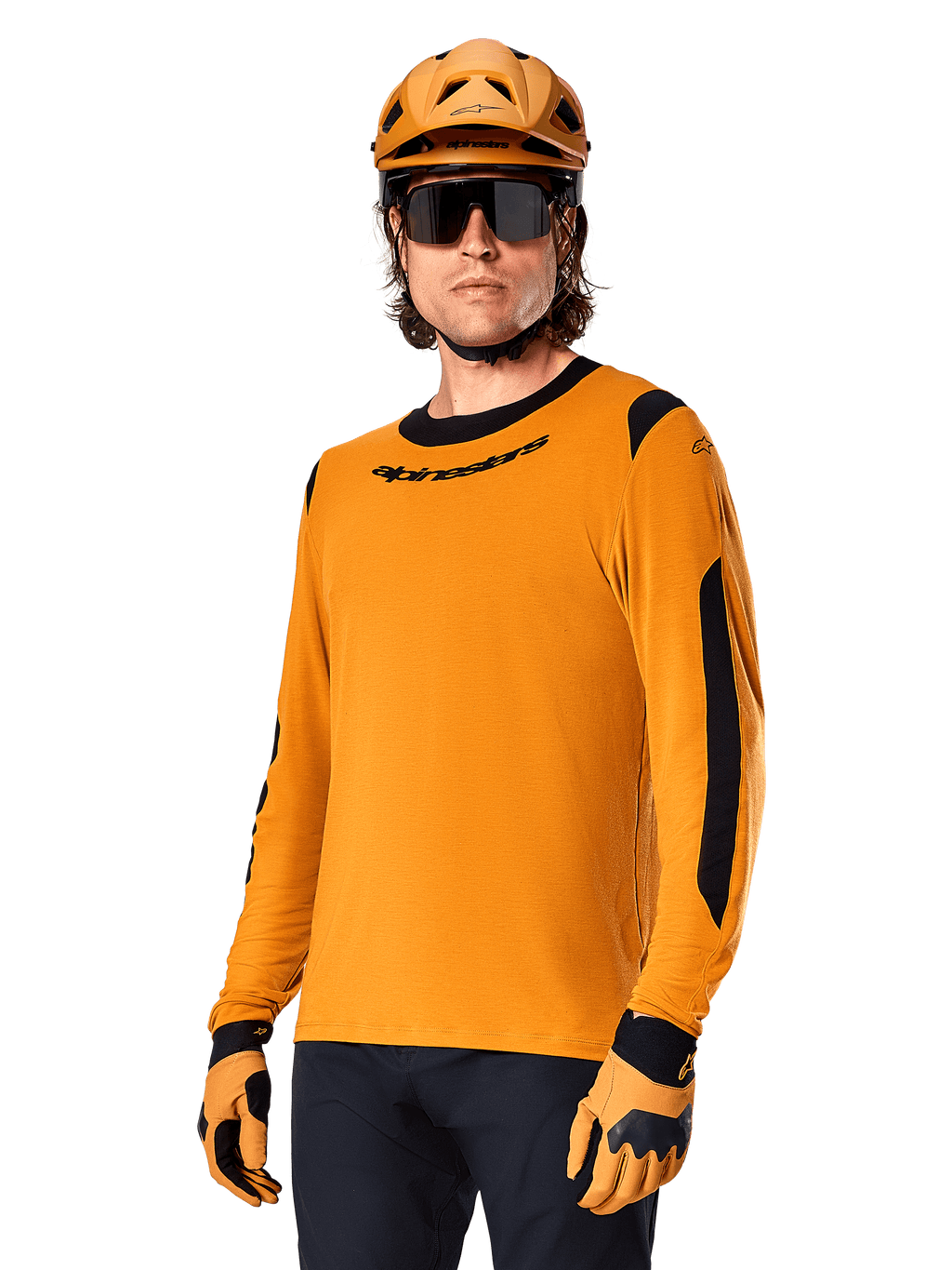 Alpinestars A-Dura Dri Wool Jersey - langærmet trøje, MTB-cykeltrøje, mørk guld og sort, med fugtafledende merinouldblanding og mesh-paneler, rytter iført matchende hjelm, solbriller og handsker