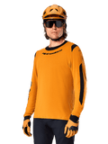 Alpinestars A-Dura Dri Wool Jersey - langærmet trøje, MTB-cykeltrøje, mørk guld og sort, med fugtafledende merinouldblanding og mesh-paneler, rytter iført matchende hjelm, solbriller og handsker
