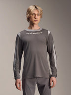 Alpinestars A-Dura Dri Wool langærmet trøje, mørkegrå, båret af mandlig model, lysegrå mesh-paneler på skuldre og ærmer, hvidt logo på brystet, mountainbike-udstyr