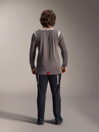 Alpinestars A-Dura Elite bukser og A-Dura Dri Wool langærmet jersey, sorte bukser med hvid branding, grå teknisk jersey, mountainbike-outfit set bagfra, holdbart cykeltøj til terrænkørsel