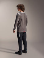 Alpinestars A-Dura Dri-Wool langærmet jersey i grå kombineret med A-Dura Elite bukser i sort, model set bagfra, med hvidt Alpinestars-logo på benet, teknisk mountainbike-udstyr til off-road kørsel