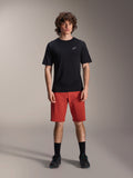 Alpinestars A-Dura Elite Shorts, MTB mountainbike-shorts, mørk orange, båret med en sort kortærmet jersey og cykelsko, højtydende cykeltøj til mountainbiking