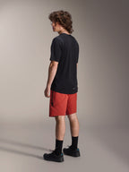 Alpinestars A-Dura Elite shorts, mountainbike-shorts, mørkorange, båret med en sort kortærmet trøje og sorte mountainbike-sko, set bagfra fra siden af model, der fremhæver performance-pasform og branding