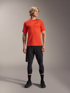 Alpinestars A-Aria Astar kortærmet trøje, Spicy Orange, båret af model med sorte mountainbike-shorts og knæbeskyttere, letvægts og åndbart performance-cykeltøj til MTB