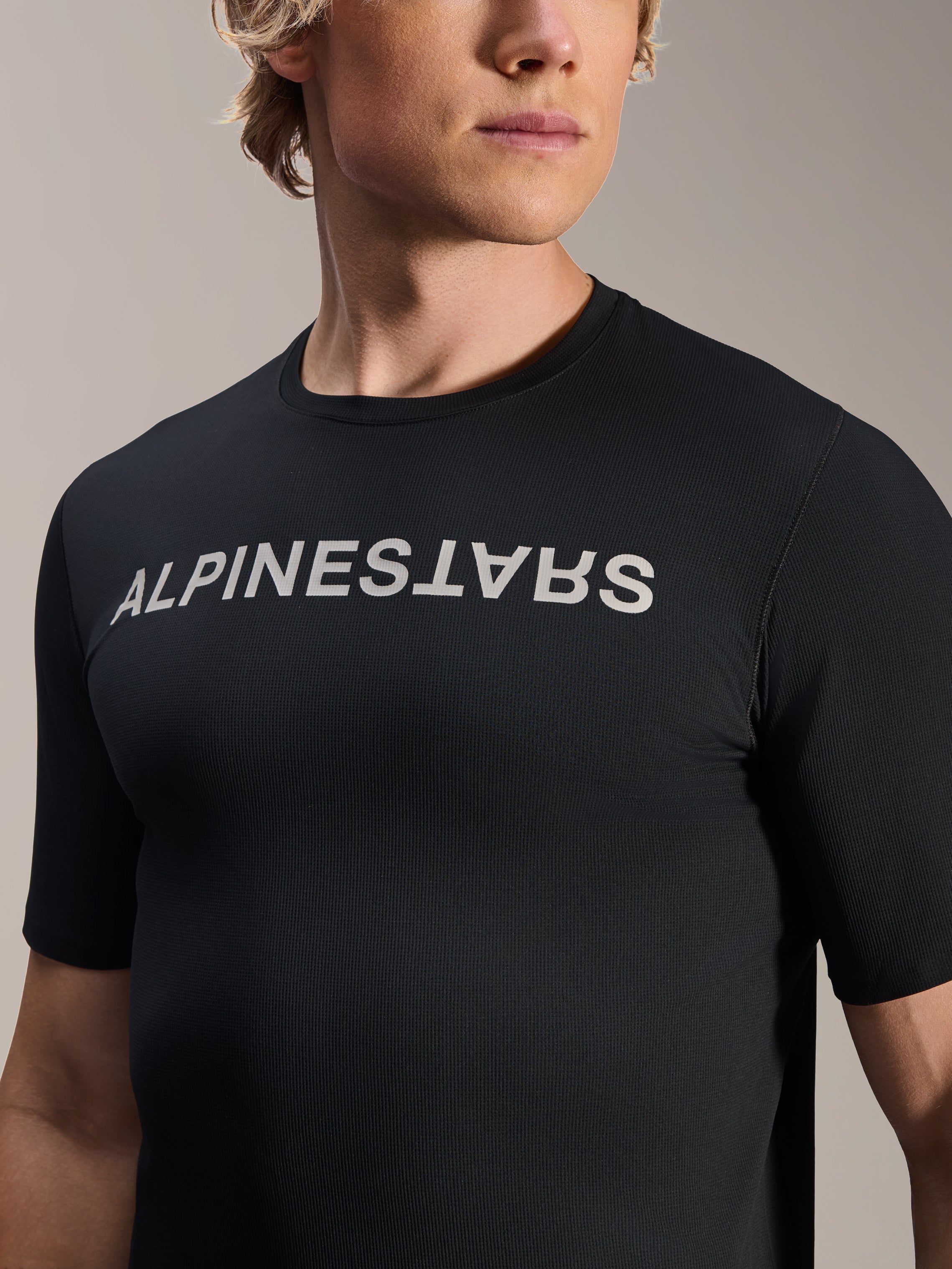 Alpinestars A-Aria Switch trøje - kortærmet, sort, hvidt Alpinestars-logo over brystet, performance fit, åndbart cykeltøj til mænd