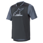 Alpinestars Drop 6 V2 Jersey - Kortærmet, Grisaille sort, MTB-trøje, teknisk poly-stof med mørkegrå krop og lysegrå ærmer, stort sølvfarvet Alpinestars-logo på brystet, mesh-paneler for øget luftgennemstrømning, afslappet pasform til terrænkørsel