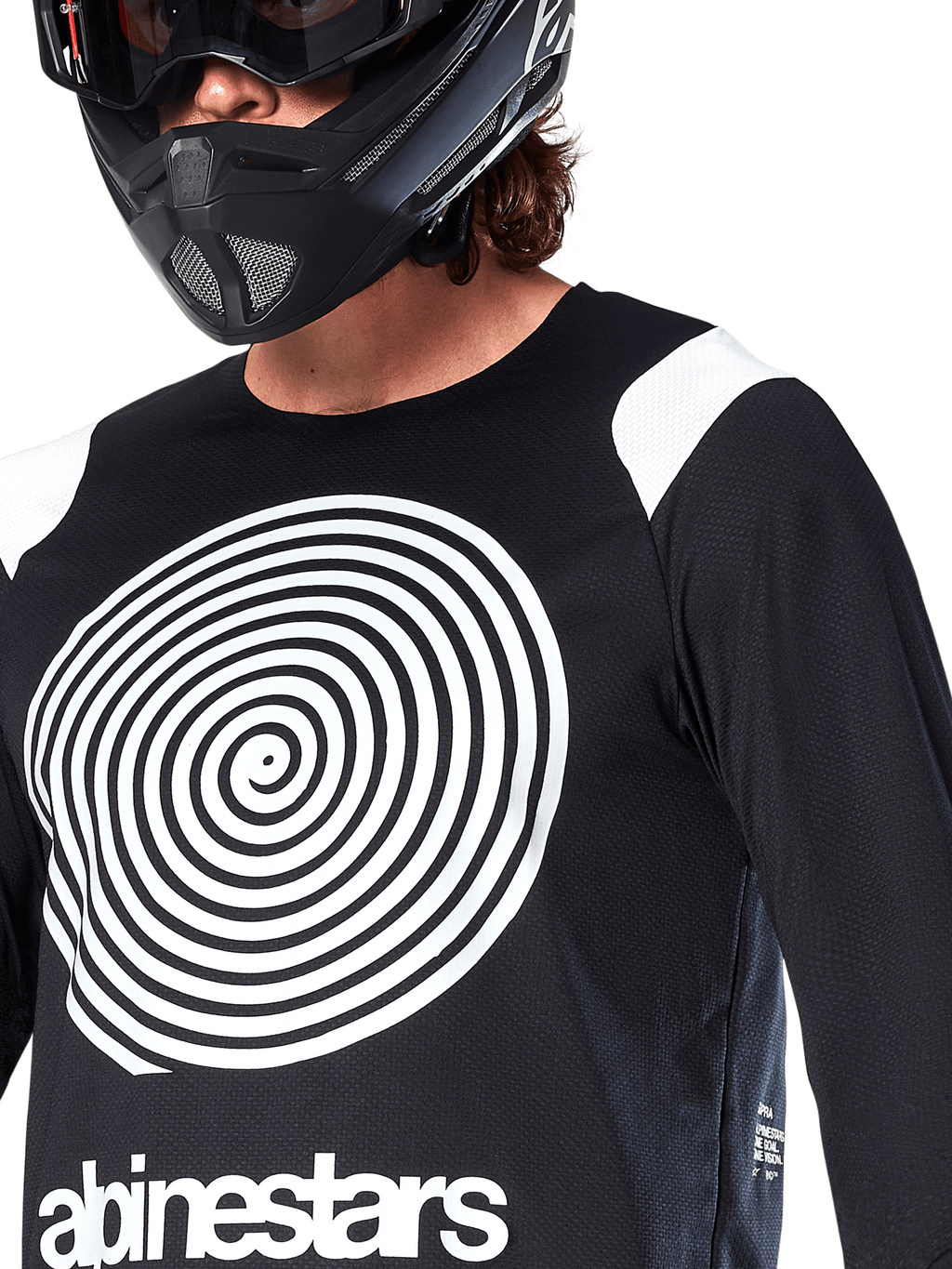Alpinestars A-Supra Oscar Jersey, langærmet, sort, med en stor hvid Oscar-spiralgrafik på brystet og brand-logo, båret af en rytter med en sort full-face hjelm og goggles, performance mountainbike-tøj til gravity-kørsel