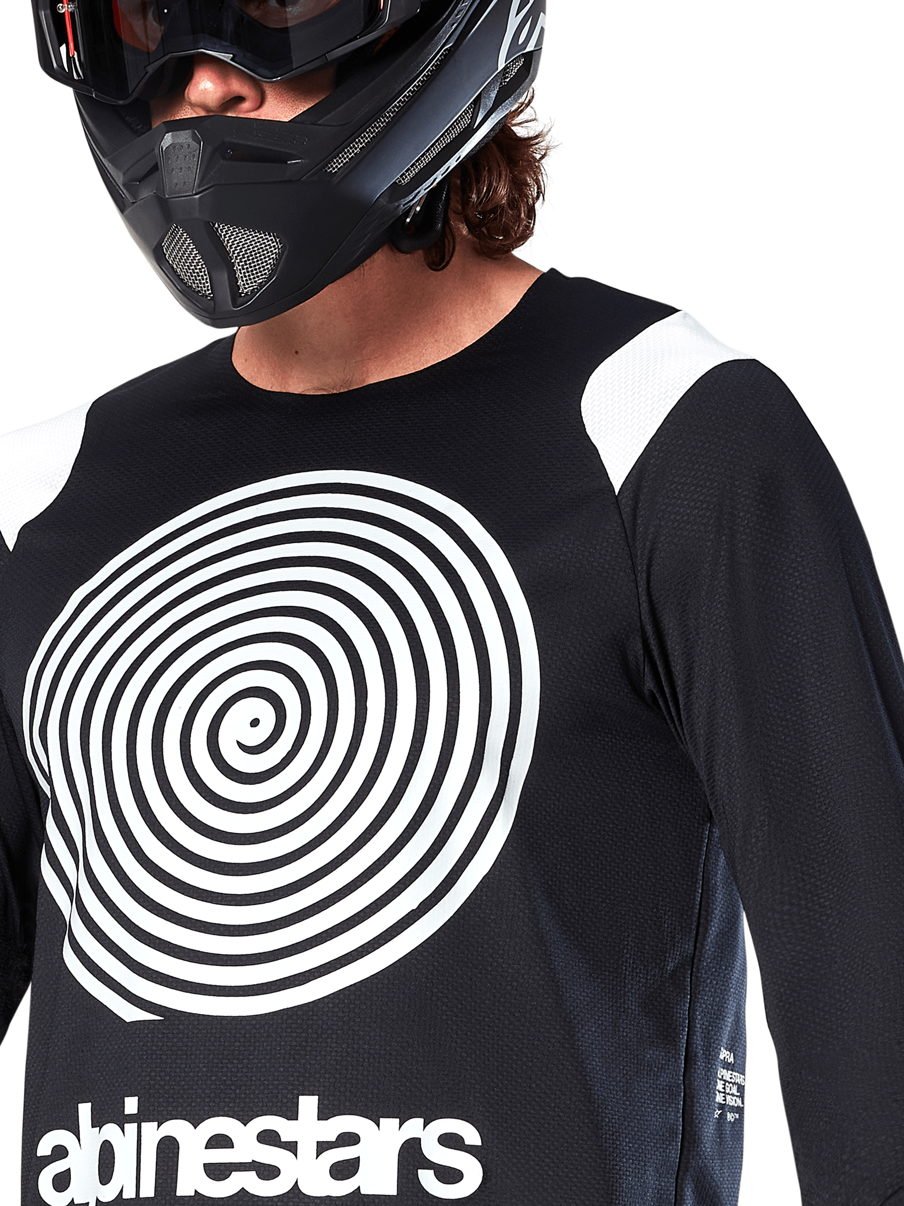 Alpinestars A-Supra Oscar Jersey, langærmet, sort, med en stor hvid Oscar-spiralgrafik på brystet og brand-logo, båret af en rytter med en sort full-face hjelm og goggles, performance mountainbike-tøj til gravity-kørsel