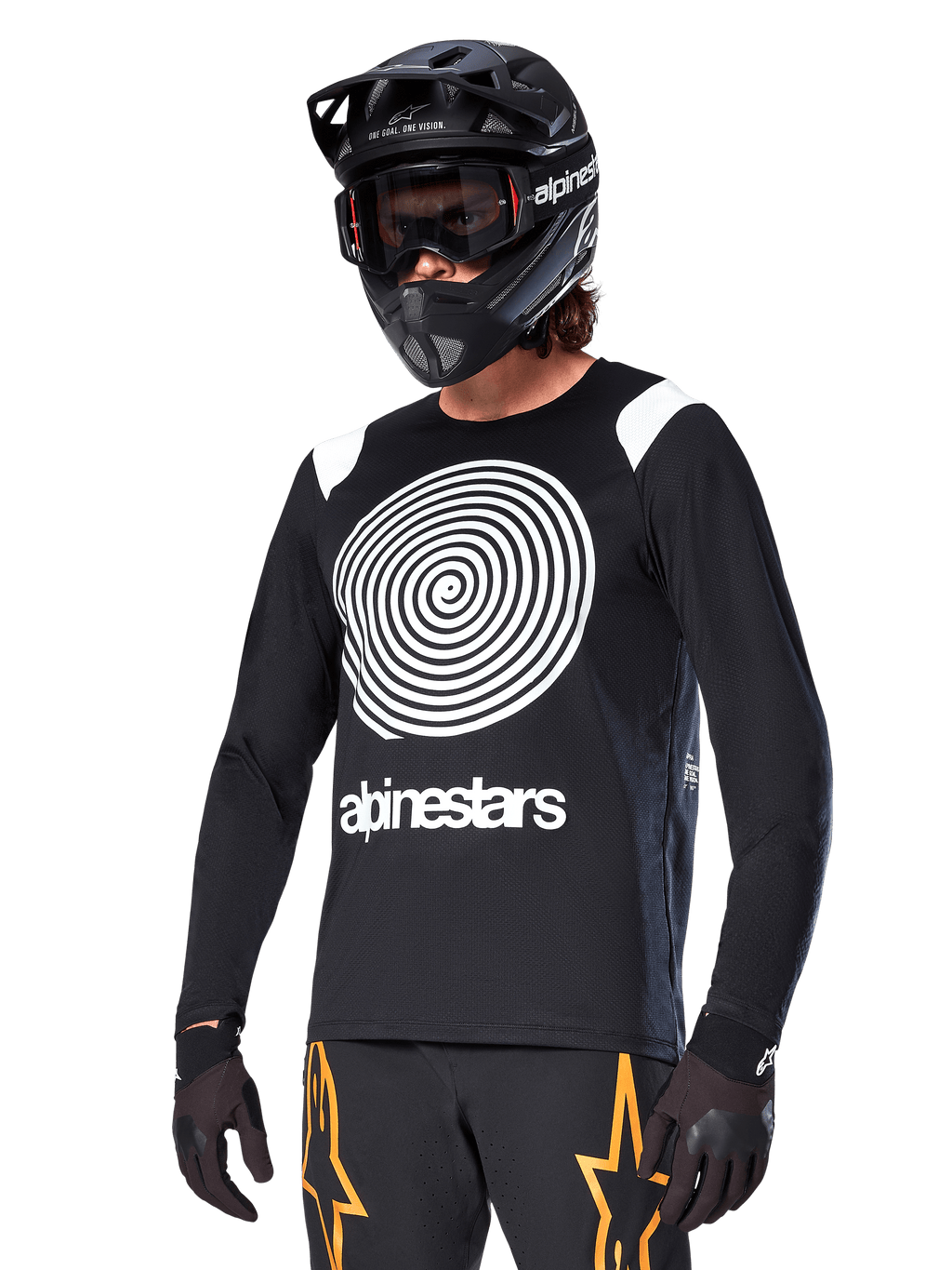 Alpinestars A-Supra Oscar langærmet trøje, MTB-cykeltrøje, sort og hvid, med et markant hvidt spiraldesign og Alpinestars-logo på brystet, båret med en sort full-face hjelm og goggles, performance-beklædning til mountainbike