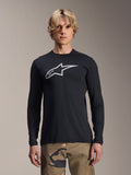Alpinestars A-Dura Astar langærmet trøje, sort med sølvfarvet Astars-logo på brystet, båret af en model med camouflagebukser, afslappet MTB-performance-beklædning til mountainbike