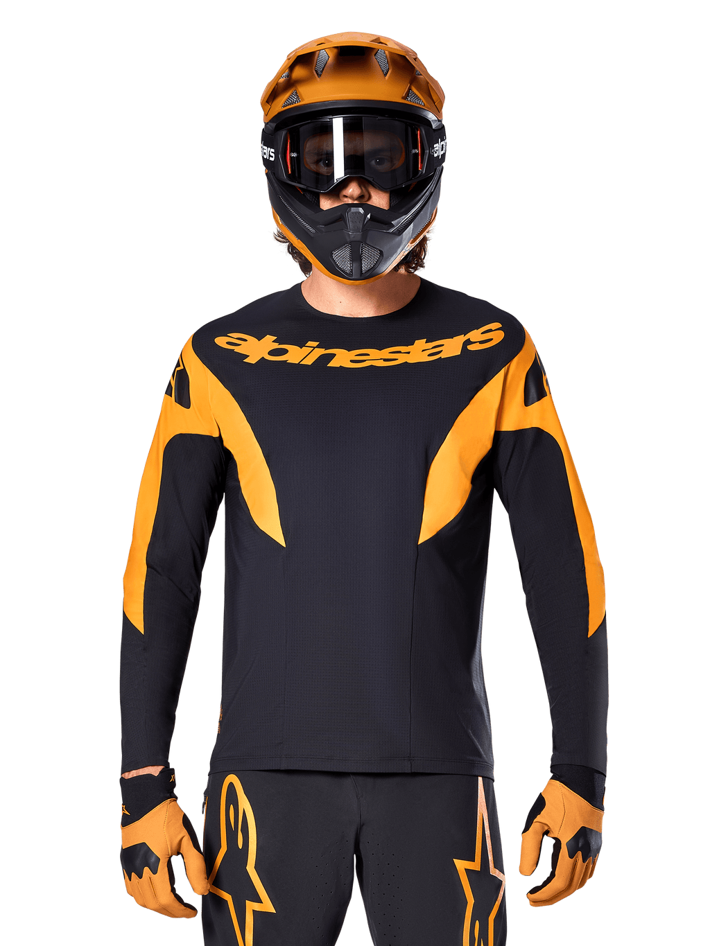 MTB-rytter iført Alpinestars A-Supra Race Jersey - langærmet, sort med orange grafik og brystlogo, båret med matchende orange full-face hjelm, sorte goggles og orange handsker, koordineret racersæt til mountainbike-performance