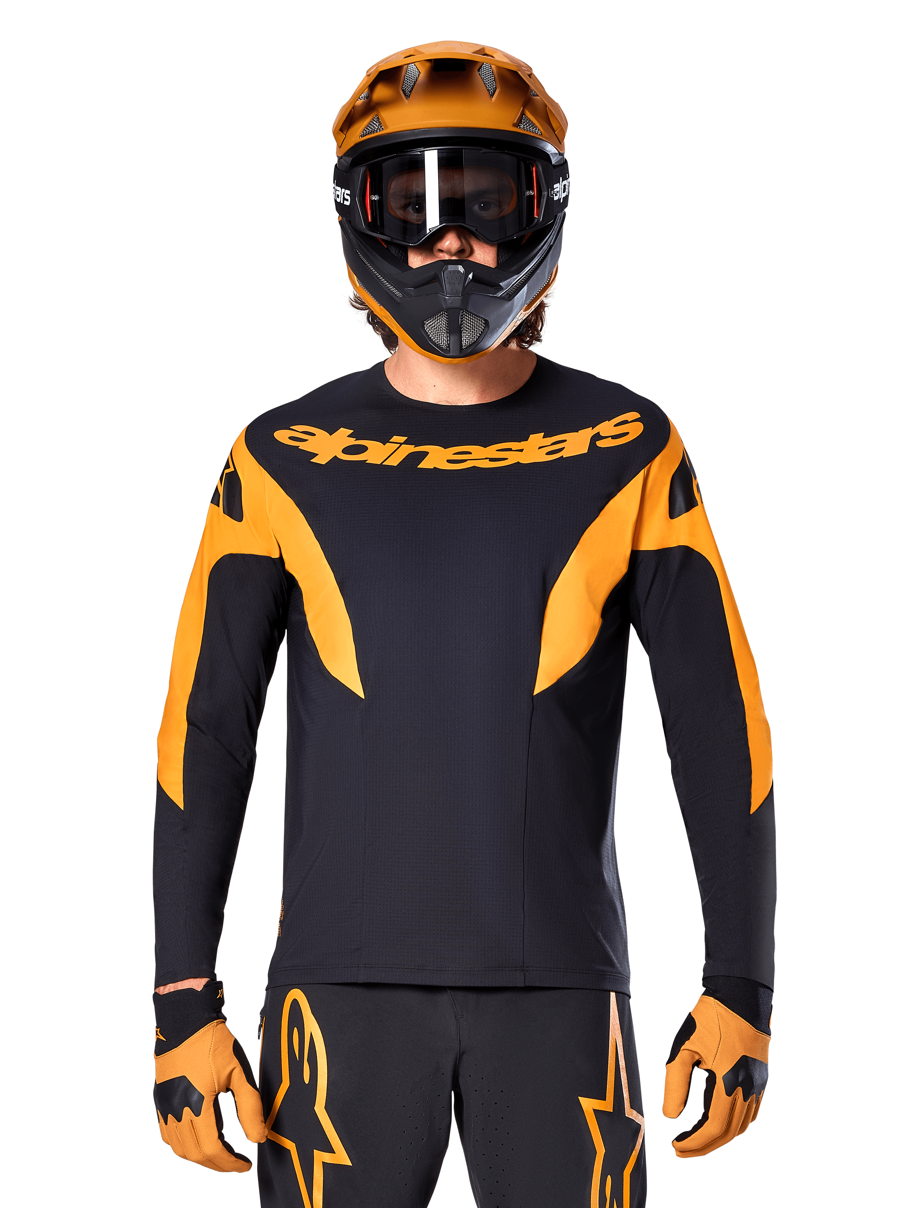 MTB-rytter iført Alpinestars A-Supra Race Jersey - langærmet, sort med orange grafik og brystlogo, båret med matchende orange full-face hjelm, sorte goggles og orange handsker, koordineret racersæt til mountainbike-performance