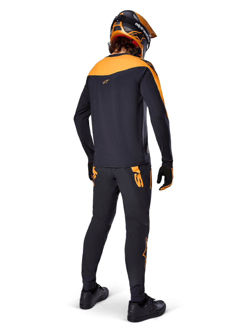 Alpinestars A-Supra Race langærmet trøje, sort og orange, set bagfra af en rytter iført matchende MTB-bukser, orange og sort hjelm og handsker, performance-udstyr til mountainbike-racing