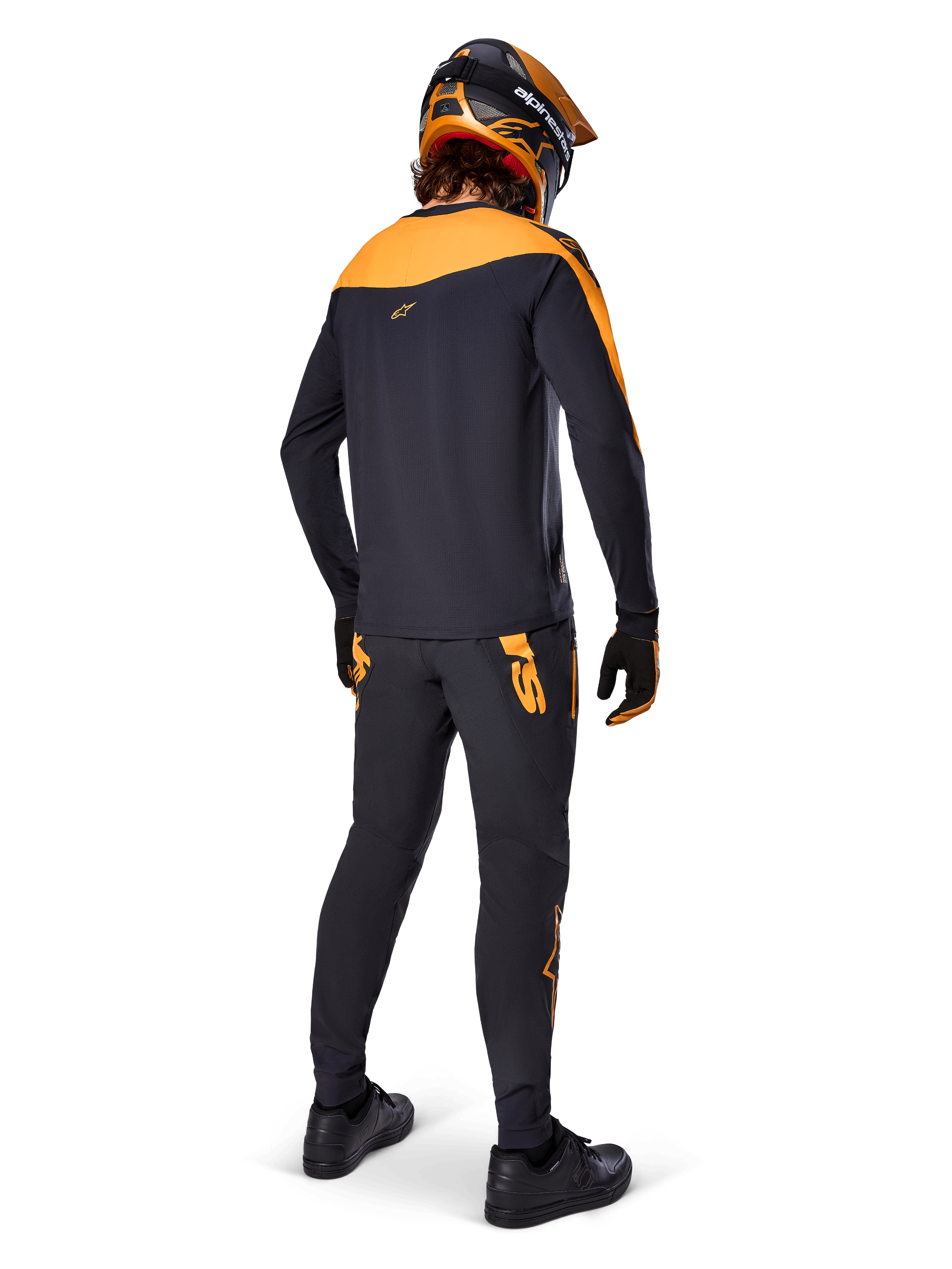 Alpinestars A-Supra Race langærmet trøje, sort og orange, set bagfra af en rytter iført matchende MTB-bukser, orange og sort hjelm og handsker, performance-udstyr til mountainbike-racing