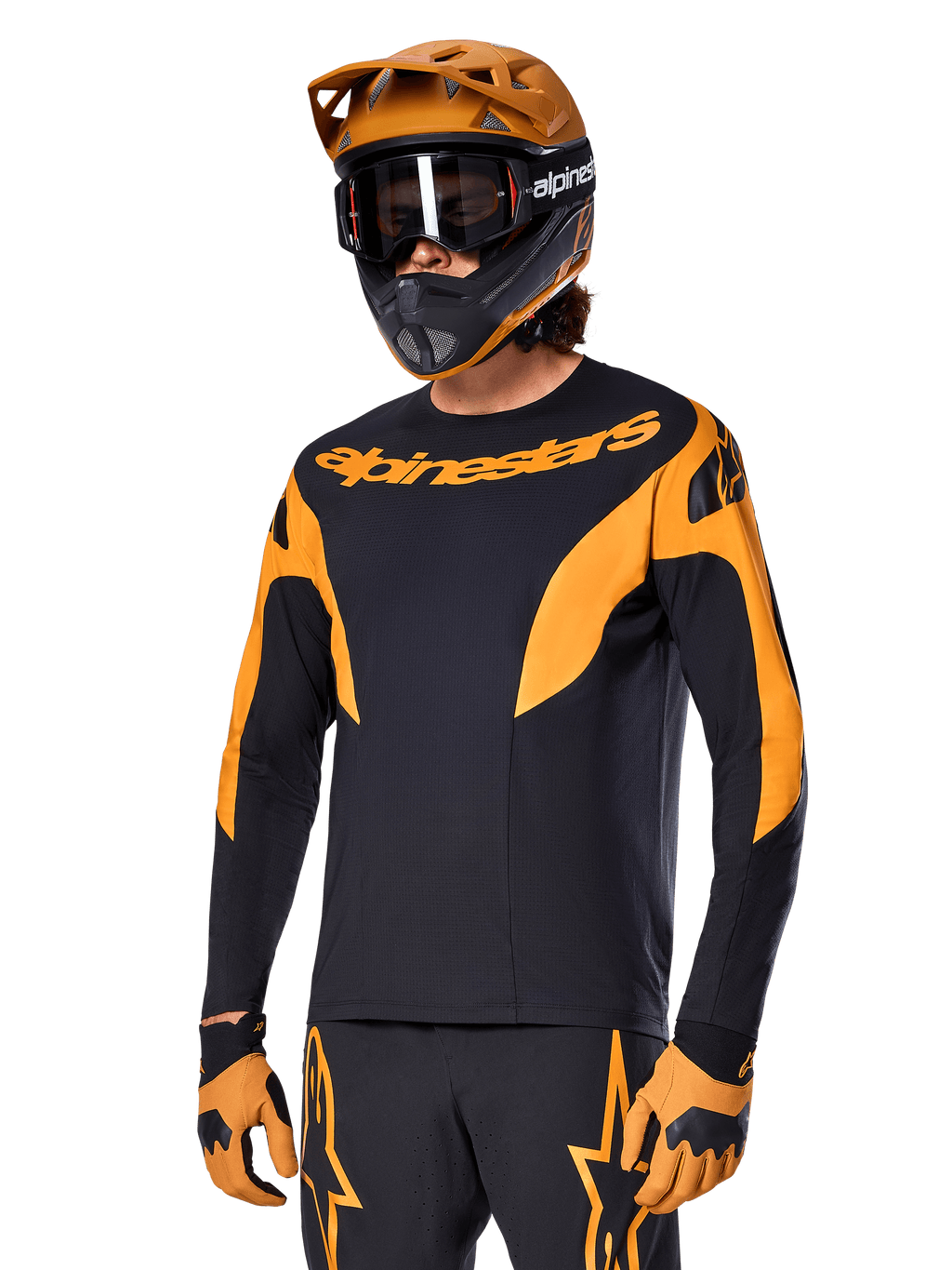 Alpinestars A-Supra Race Jersey – langærmet, MTB-cykeltrøje, sort og orange, båret med matchende hjelm og handsker, Alpinestars-logo på brystet og stiliserede detaljer på ærmerne, performance-pasform til off-road racing