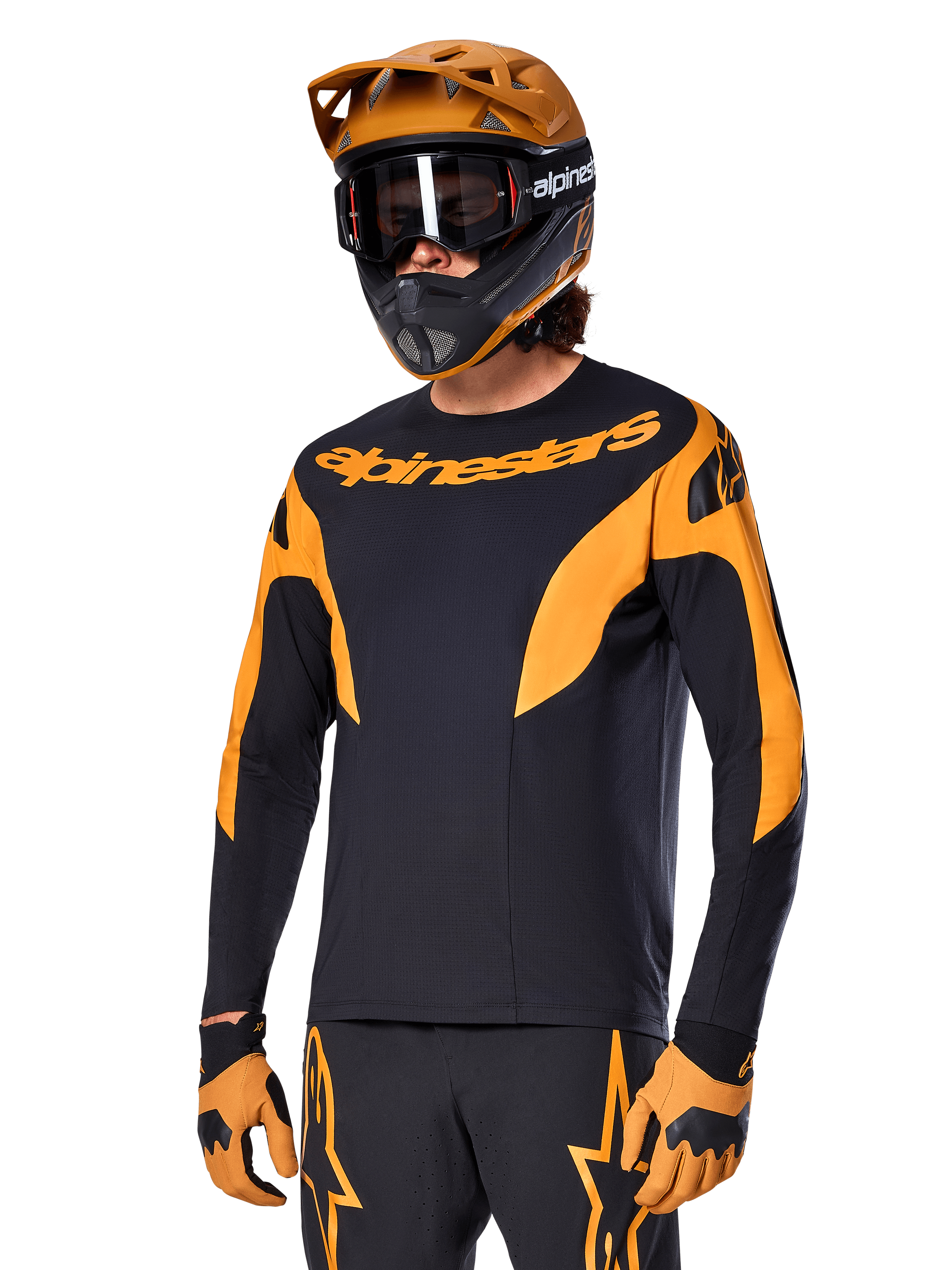 Alpinestars A-Supra Race Jersey – langærmet, MTB-cykeltrøje, sort og orange, båret med matchende hjelm og handsker, Alpinestars-logo på brystet og stiliserede detaljer på ærmerne, performance-pasform til off-road racing