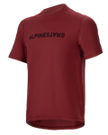 Alpinestars A-Dura Switch trøje, kortærmet MTB-jersey, vinrød, sort wordmark-logo på brystet, letvægts fugttransporterende materiale, rund hals og forlænget ryg, designet til terrænkørsel