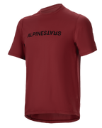 Alpinestars A-Dura Switch trøje, kortærmet MTB-jersey, vinrød, sort wordmark-logo på brystet, letvægts fugttransporterende materiale, rund hals og forlænget ryg, designet til terrænkørsel