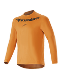 Alpinestars Youth A-Dura Rocker langærmet trøje, mørkt guld, med sort Alpinestars-tekst og logo på brystet, rund hals, længere rygstykke, letvægts performance mountainbike-beklædning