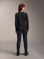 Alpinestars Stella A-Dura Thermal trøje til kvinder, set bagfra, sort, langærmet cykeltrøje med isolerende fleece, kombineret med matchende sorte bukser og sko, med diskret A-Dura-branding nederst på ryggen og reflekterende detaljer på skuldrene, skræddersyet til MTB-kørsel til kvinder.