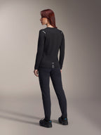 Alpinestars Stella A-Dura Thermal trøje til kvinder, langærmet MTB-trøje i sort, set bagfra med reflekterende skulderdetaljer og forlænget drop tail, kombineret med sorte bukser og sko, performance-udstyr til mountainbike.