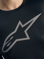 Gråt Alpinestars-logo på sort Stella A-Dura Ride langærmet MTB-trøje til kvinder, detalje af jacquard-stof.