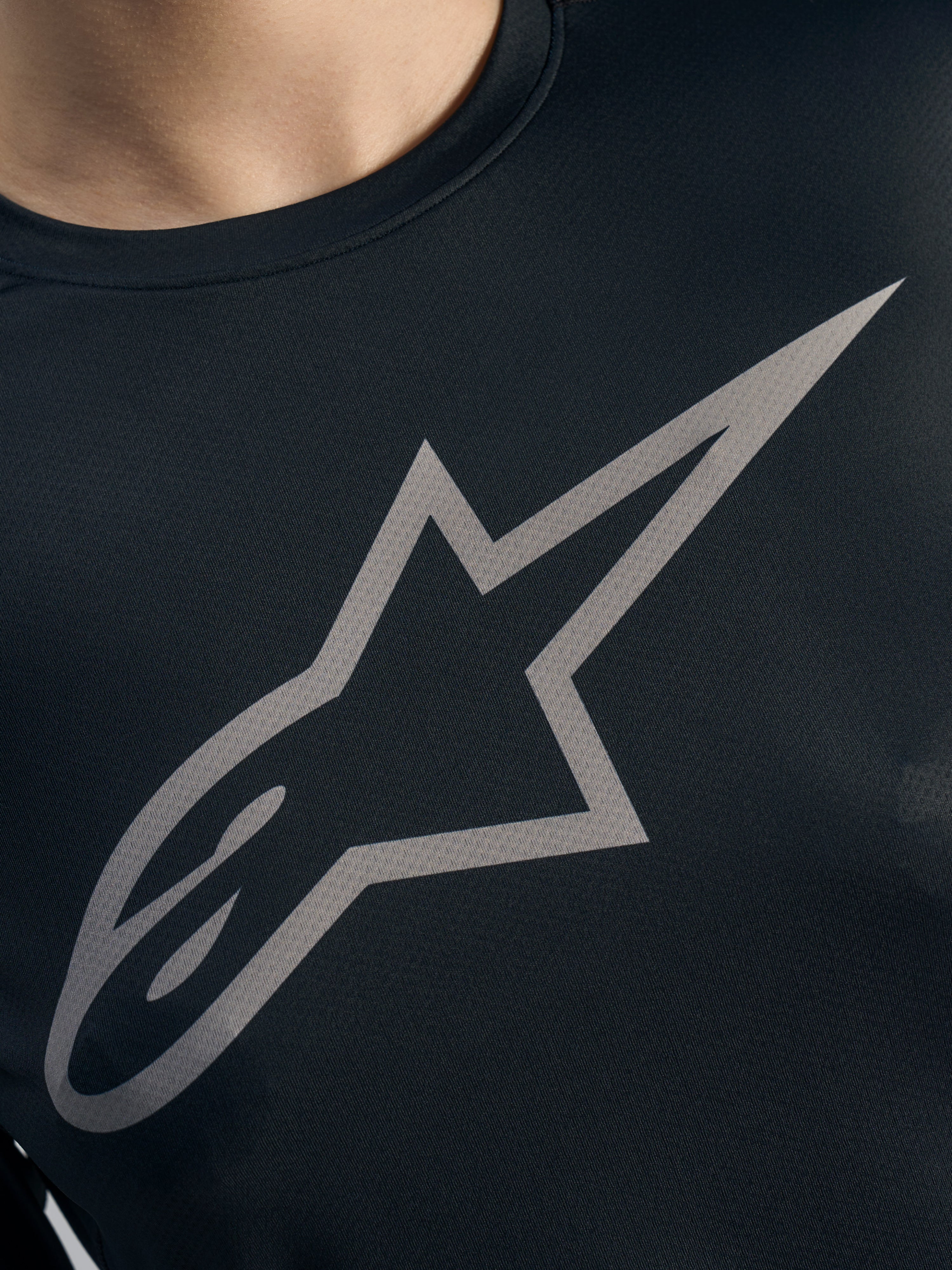 Gråt Alpinestars-logo på sort Stella A-Dura Ride langærmet MTB-trøje til kvinder, detalje af jacquard-stof.
