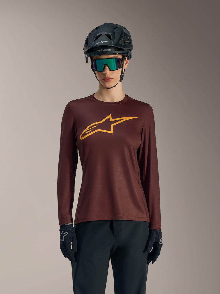 Alpinestars Stella A-Dura Ride langærmet trøje i bordeaux med gult logo, afslappet mountainbike-stil til kvinder.