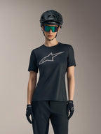 Alpinestars Stella A-Dura Ride-trøje til kvinder, sort med gråt brystlogo, vist med MTB-hjelm og goggles.