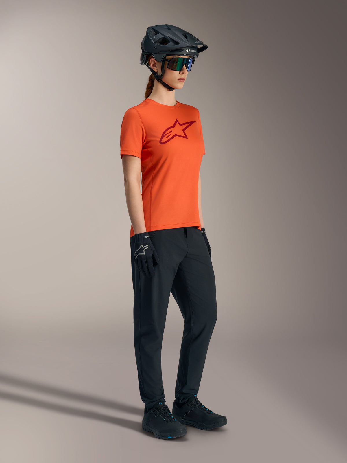 Orange Stella A-Dura Ride kortærmet trøje med rødt logo, teknisk MTB-beklædning til kvinder til trail performance.