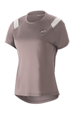 Alpinestars Stella Alps Escape jersey til kvinder, kortærmet MTB-trøje, Sparrow grå med hvide skulderdetaljer, perforerede mesh-paneler for åndbarhed, buet forlænget bagkant, lille cirkulært Astar-logo på brystet, afslappet sporty pasform til mountainbiking