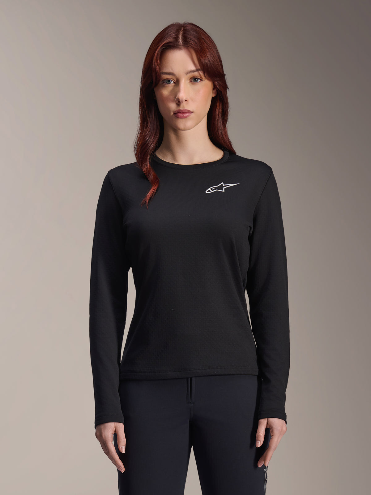Alpinestars Stella A-Dura Thermal Jersey, langærmet MTB-trøje til damer, sort med hvidt stjernelogo på brystet, letvægtsisoleret stof til cykling i koldt vejr, designet til lag-på-lag og komfort på sporet