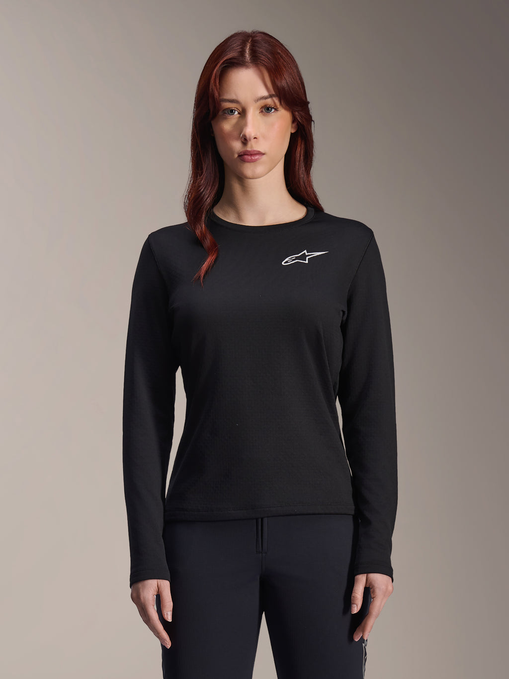 Alpinestars Stella A-Dura Thermal Jersey, langærmet MTB-trøje til damer, sort med hvidt stjernelogo på brystet, letvægtsisoleret stof til cykling i koldt vejr, designet til lag-på-lag og komfort på sporet