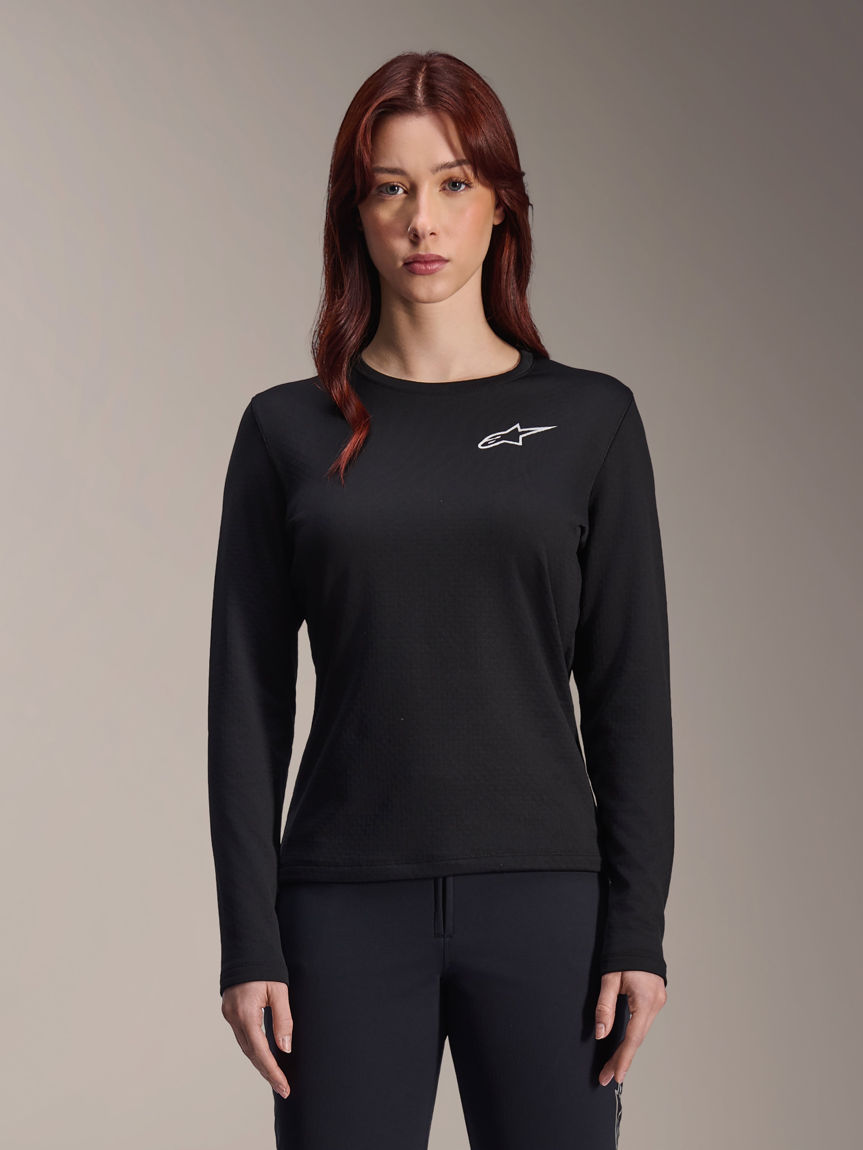 Alpinestars Stella A-Dura Thermal Jersey, langærmet MTB-trøje til damer, sort med hvidt stjernelogo på brystet, letvægtsisoleret stof til cykling i koldt vejr, designet til lag-på-lag og komfort på sporet