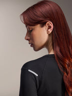 Alpinestars Stella A-Dura Thermal Jersey, langærmet MTB-trøje til kvinder, sort, nærbillede fra siden der fremhæver den reflekterende sølvstribe på skulderen, teknisk isoleret materiale til mountainbike-kørsel
