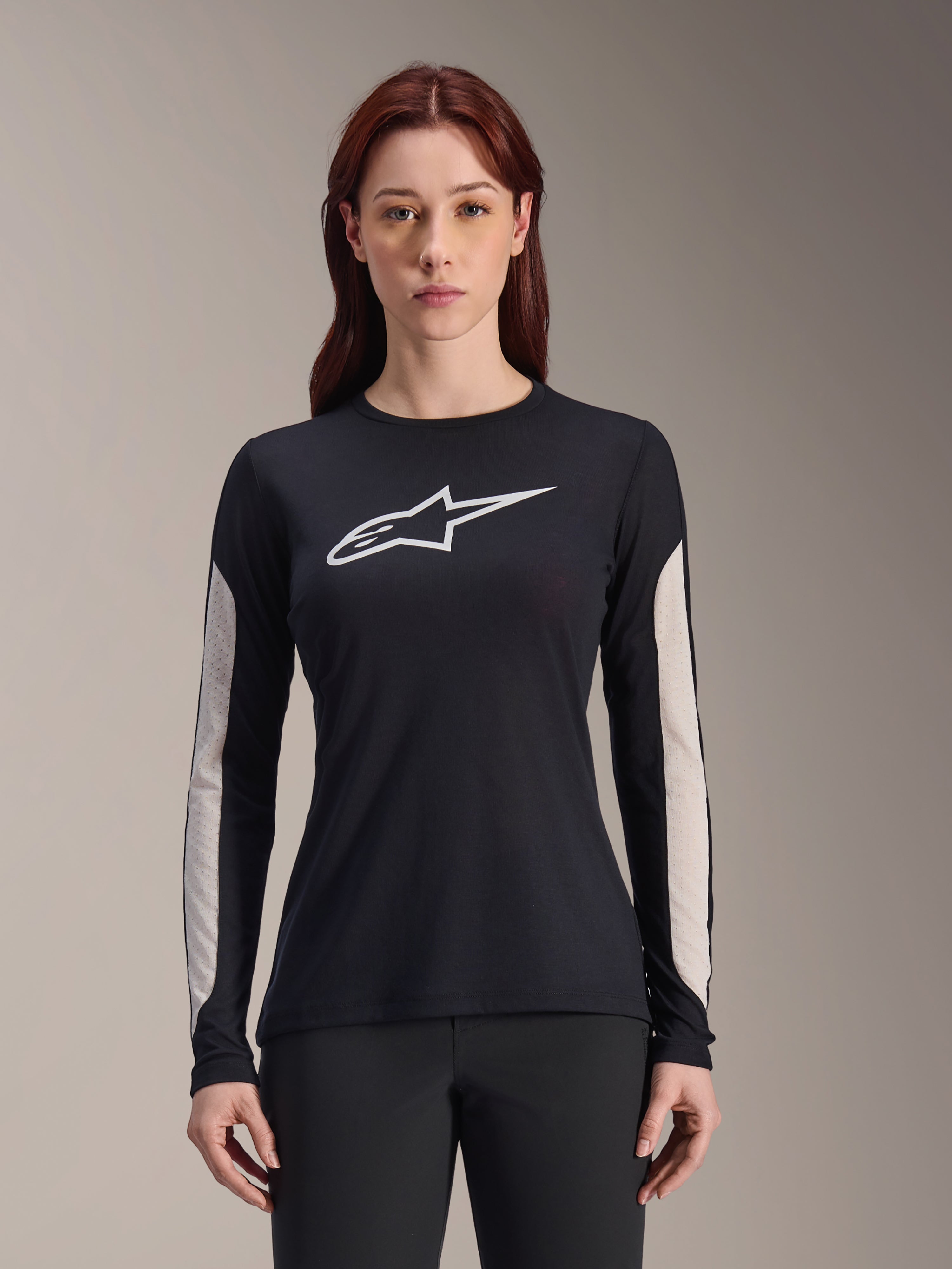 Alpinestars Stella A-Dura Dri Astar trøje til kvinder, langærmet mountainbike-trøje, sort med hvidt logo og lysegrå mesh-paneler på ærmerne, højtydende cykeltøj til damer