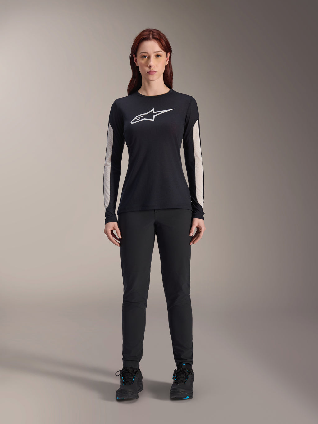 Alpinestars Stella A-Dura bukser til kvinder, sorte MTB-bukser, strømlinet design med dedikeret kvindepasform, vist med sort langærmet jersey og sorte cykelsko, holdbart udstyr til off-road mountainbiking