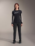 Alpinestars Stella A-Dura bukser til kvinder, sorte MTB-bukser, strømlinet design med dedikeret kvindepasform, vist med sort langærmet jersey og sorte cykelsko, holdbart udstyr til off-road mountainbiking