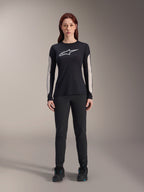 Alpinestars Stella A-Dura bukser til kvinder, sorte MTB-bukser, strømlinet design med dedikeret kvindepasform, vist med sort langærmet jersey og sorte cykelsko, holdbart udstyr til off-road mountainbiking