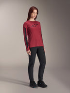 Alpinestars Stella A-Dura Dri Astar langærmet trøje til kvinder, vinrød med sort logo på brystet og sorte mesh-paneler på ærmerne, båret med sorte tekniske bukser og sorte cykelsko, højtydende mountainbike-beklædning til kvinder