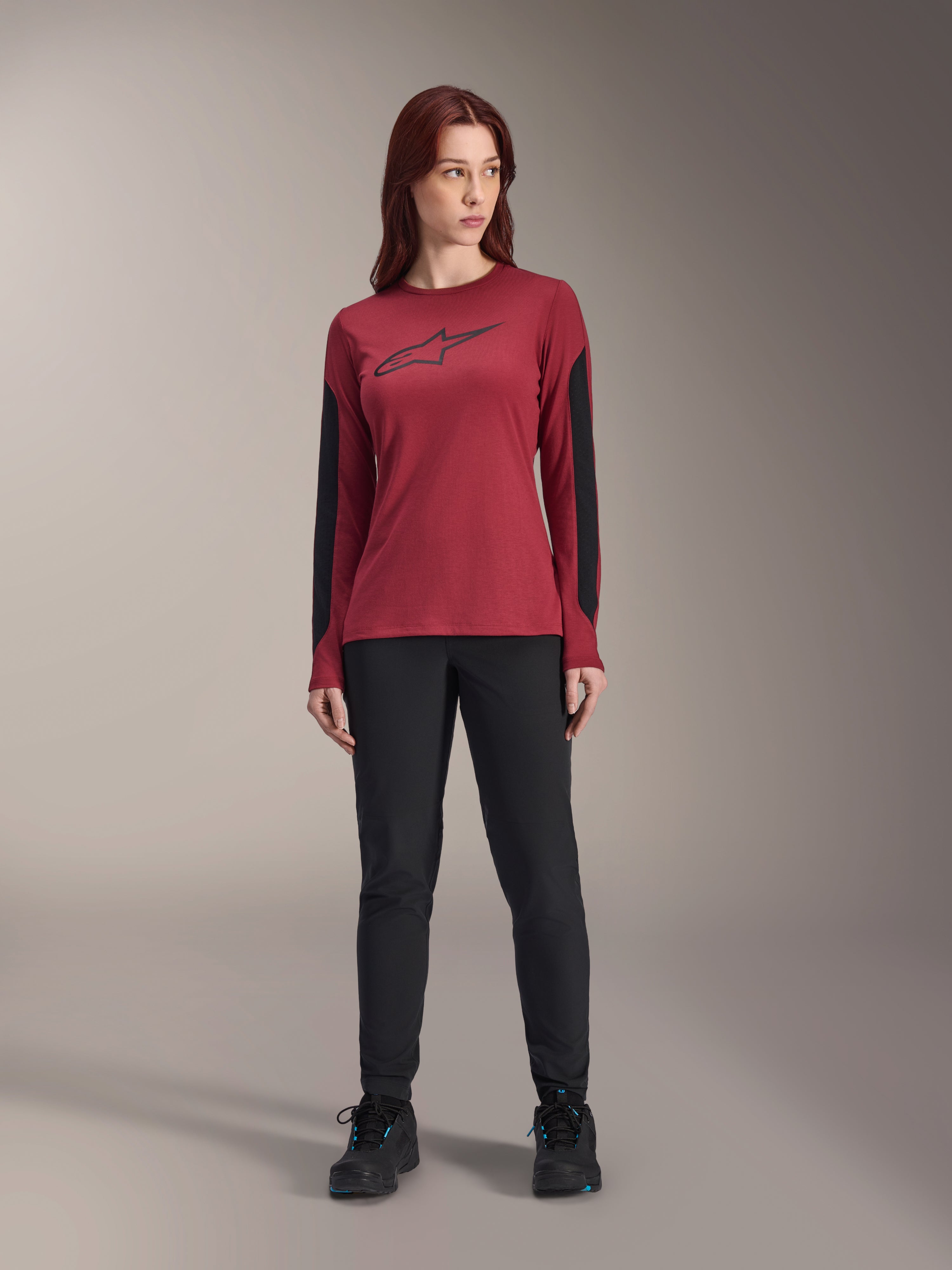 Alpinestars Stella A-Dura Dri Astar langærmet trøje til kvinder, vinrød, sort Astars-logo på brystet, sorte mesh-paneler på ærmerne, sorte tekniske bukser og sportssko, performance mountainbike-tøj til kvinder.
