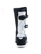 Alpinestars Tech-T trials-motorcykelstøvler i sort og hvidt læder med fleksible harmonikazoner og spænder.