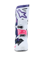 Alpinestars Tech 10 støvler, motocross-støvler, hvid, violet, mørkeblå og pink fluo, set forfra, hvid beskyttende skal med en violet topsektion, lilla stjerne-logo og pink fluo-spænder, professionelt fodtøj til off-road kørsel