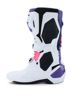 Alpinestars Tech 10 støvler, motocross-støvler, hvid, violet, mørkeblå og neon pink, sideprofil med hvidt hovedchassis, detaljer i violet, mørkeblå og neon pink, beskyttende TPU-paneler, strømlinet design til terrænkørsel