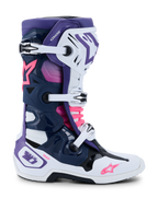 Alpinestars Tech 10 støvler, motocross-støvler, hvid, lilla, mørkeblå og pink fluo, sidevisning med tredobbelt spændelukning, beskyttende TPU-chassis, Alpinestars stjernelogoer og DHCP-branding, højtydende terrænracerstøvler