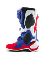 Alpinestars Limited Edition Fortitude Tech 10 støvle, motocross-støvle, rød, hvid og blå, sideprofil med et TPU-chassis i flere paneler, sorte beskyttende honeycomb-indsatser og Alpinestars-branding, professionelt fodtøj til off-road racing