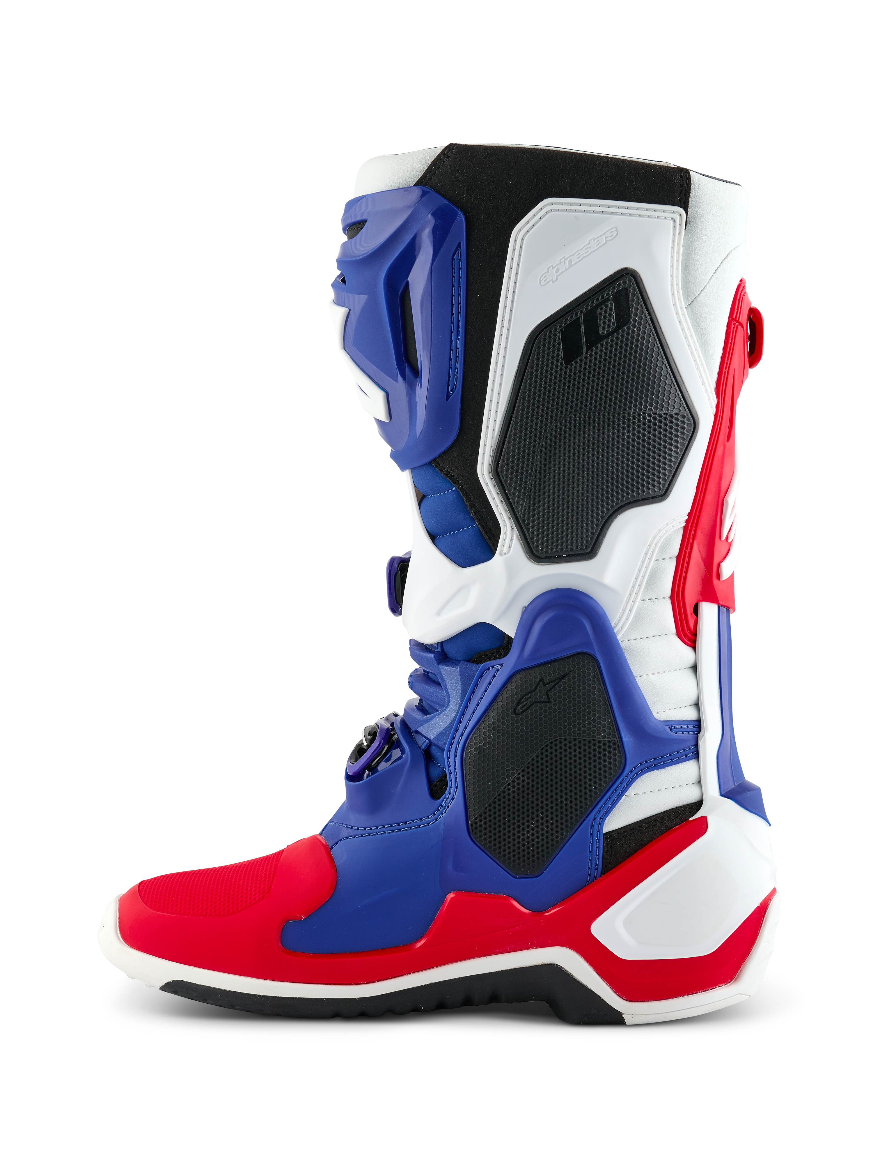 Alpinestars Limited Edition Fortitude Tech 10 støvle, motocross-støvle, rød, hvid og blå, sideprofil med et TPU-chassis i flere paneler, sorte beskyttende honeycomb-indsatser og Alpinestars-branding, professionelt fodtøj til off-road racing