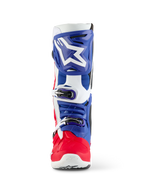 Alpinestars Limited Edition Fortitude Tech 10 støvle, motocross-støvle, rød, hvid og blå, set forfra med et stort hvidt stjernelogo på en blå skinnebensplade, tredobbelt spændelukkesystem og klar rød fodskal, designet til elite off-road præstation