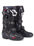 Alpinestars Tech 10 Enduro-støvler, motocross-støvler, sort med hvidt skinnebenslogo og lille rød stjernedetalje, med tredobbelt spændelukkesystem, holdbar TPU-beskyttelse og specialiseret enduro-sål til terrænkørsel